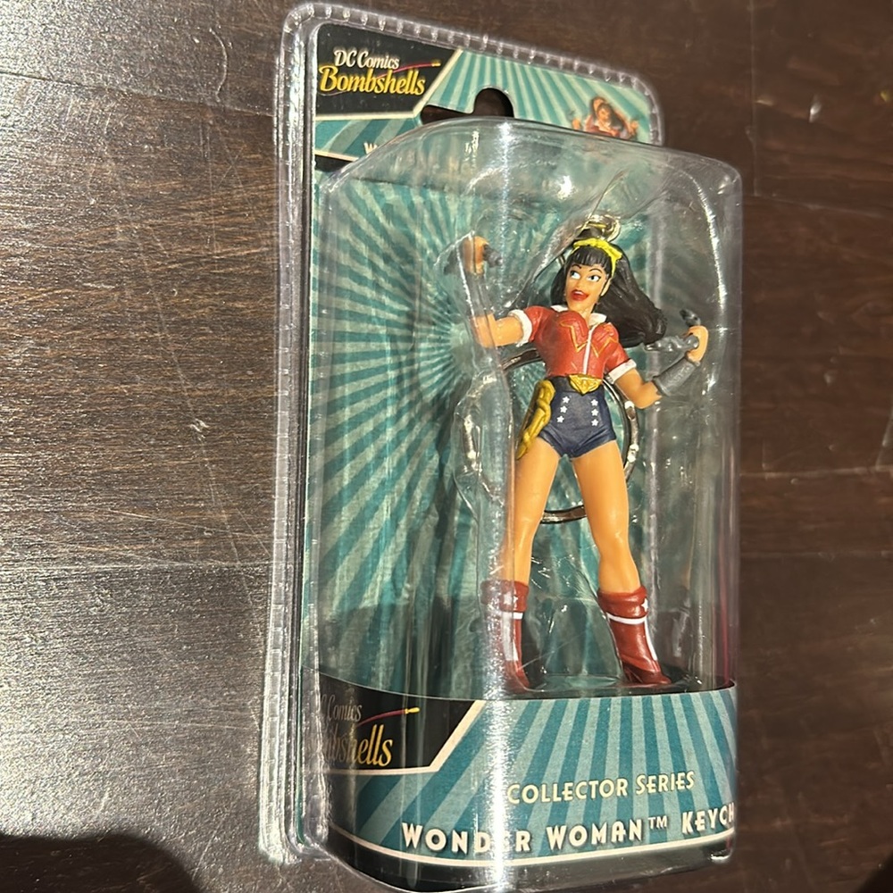 New DC Comics Bombshells Collector Series Wonder Woman Keychain Sealed